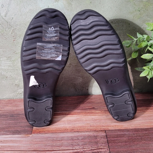 UGG Hapsburg zip Waterproof shearling boots. - Picture 12 of 13